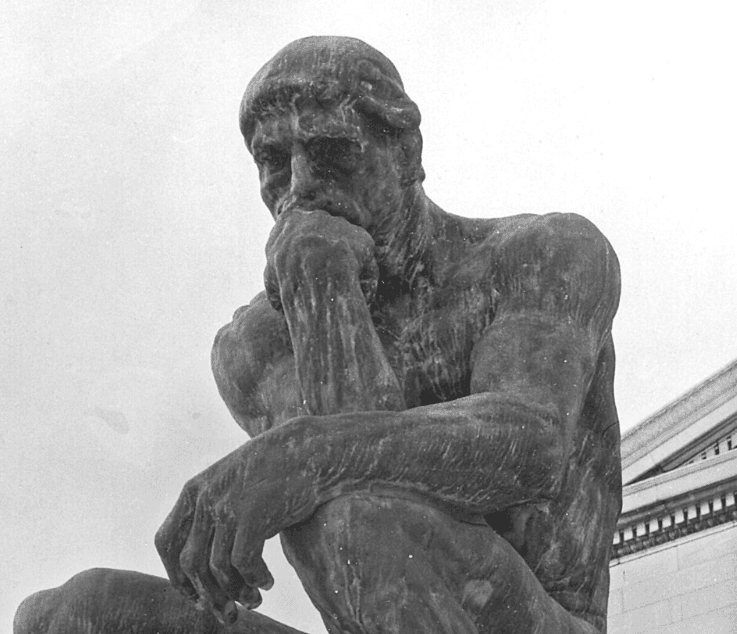 著名的罗丹雕塑“思想者”的深思熟虑的特写视图