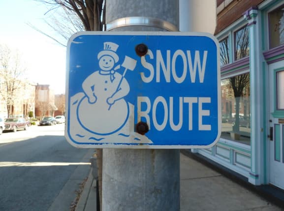 蓝色雪路标志。