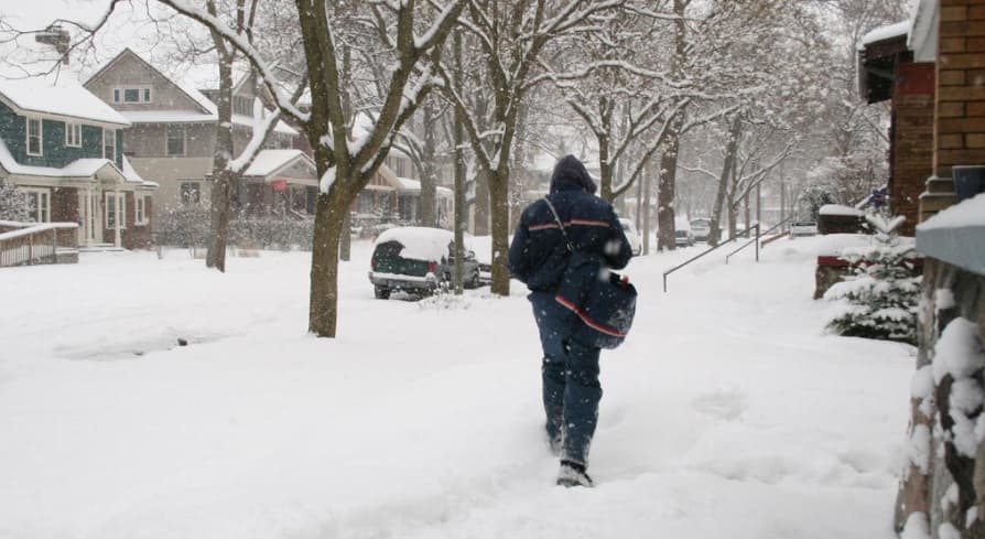 人在远离相机的雪地中行走。