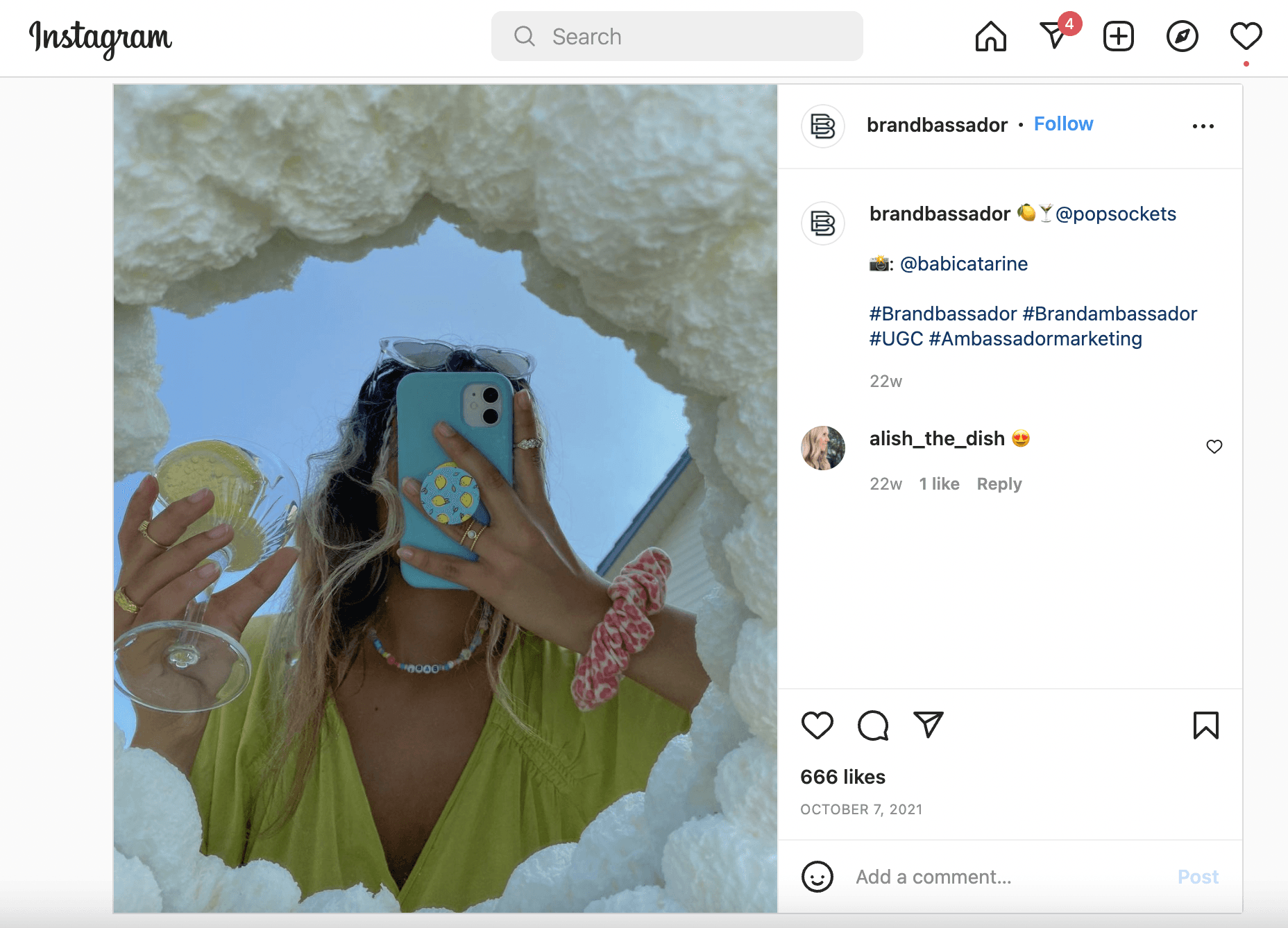 Popsockets 的 Emoji Outfit Challenge Instagram 帖子截图。 该图像的特点是一个女人拿着一个带有柠檬 Popsockets 设计的手机，对应于柠檬表情符号。