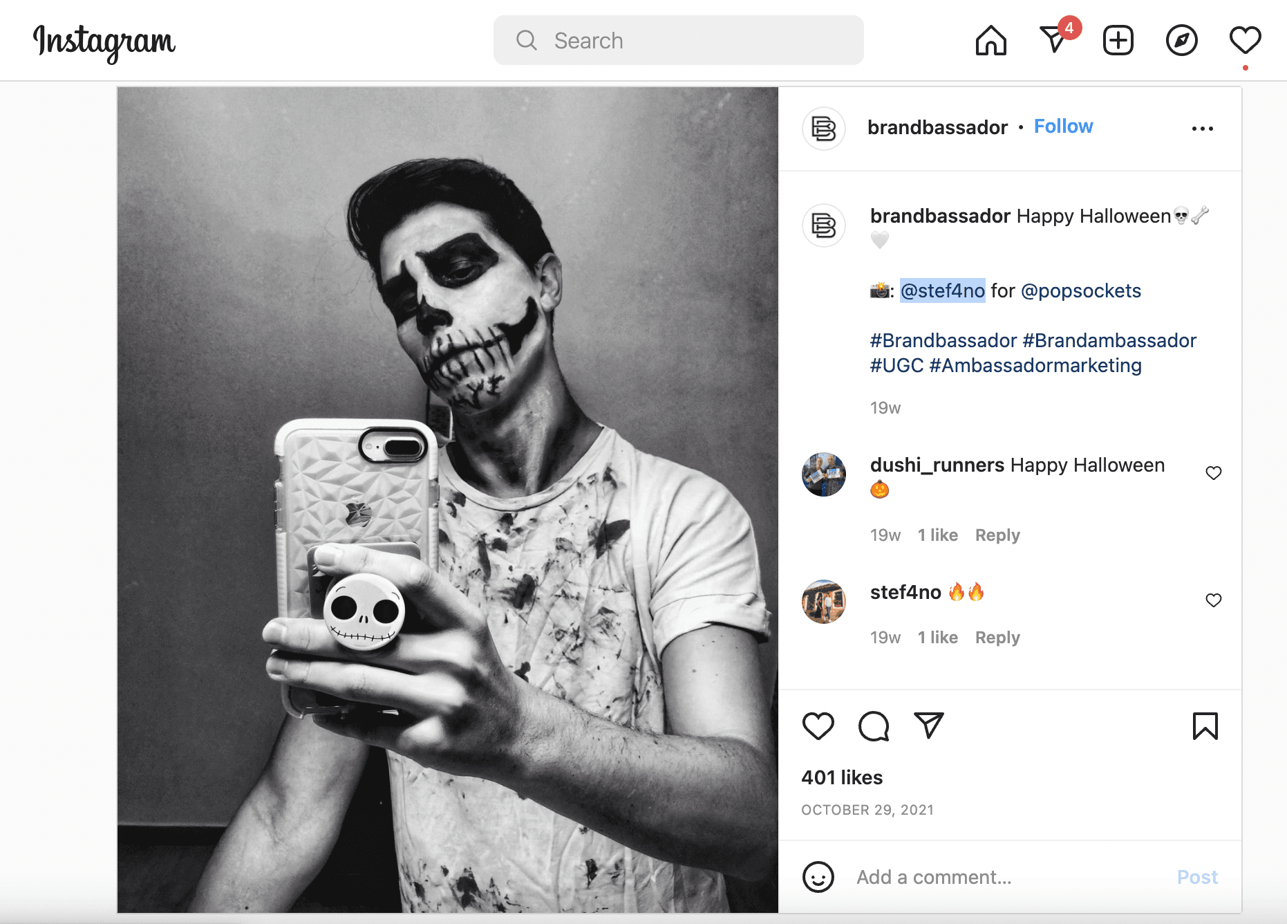Popsockets 的 Emoji Outfit Challenge Instagram 帖子截图。 这张图片描绘了一个化着万圣节骷髅妆的男人，他拿着一部带有骷髅 Popsockets 设计的手机，与骷髅表情符号相对应。